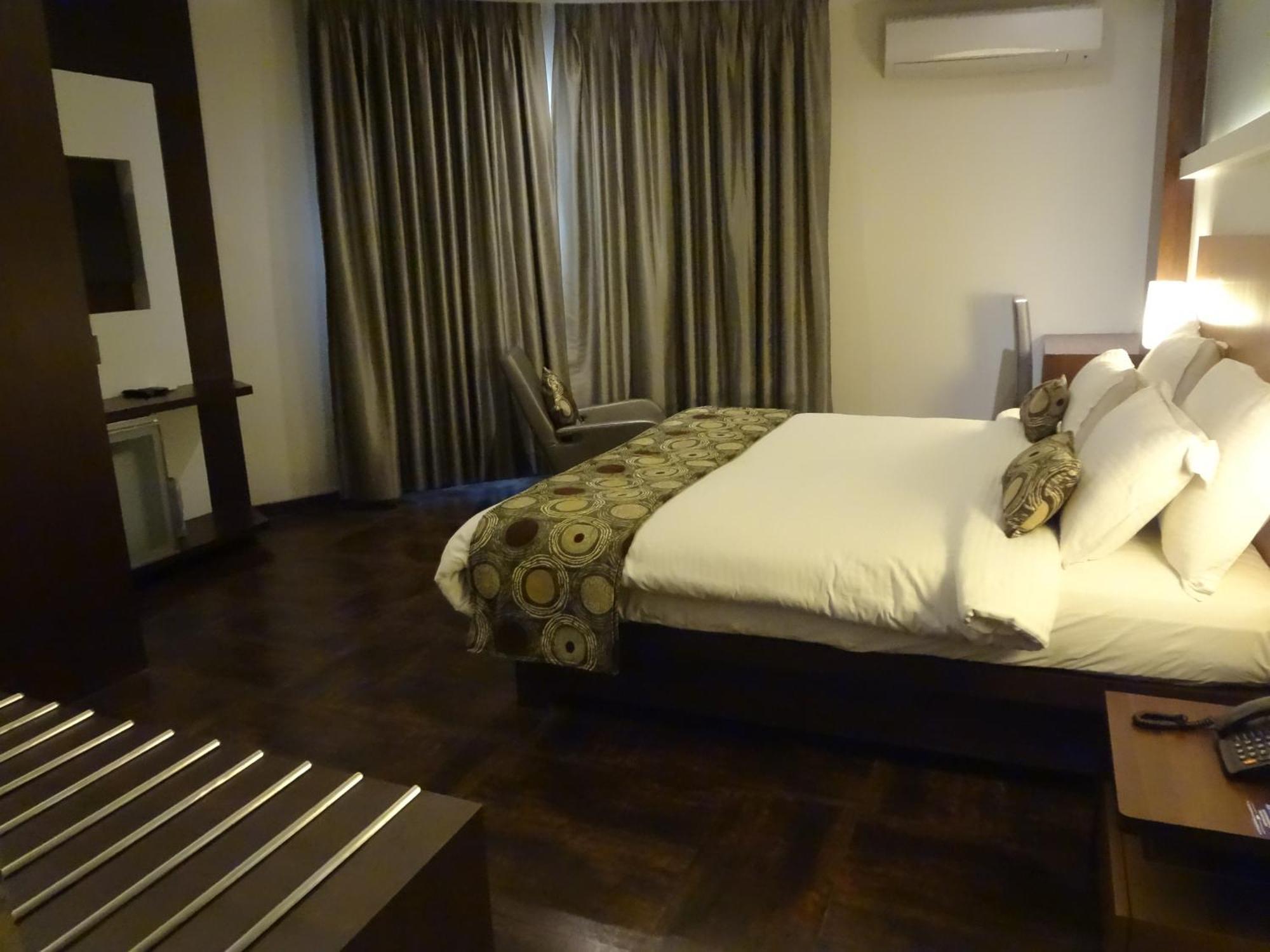 Hotel Galaxy Мумбай Екстериор снимка