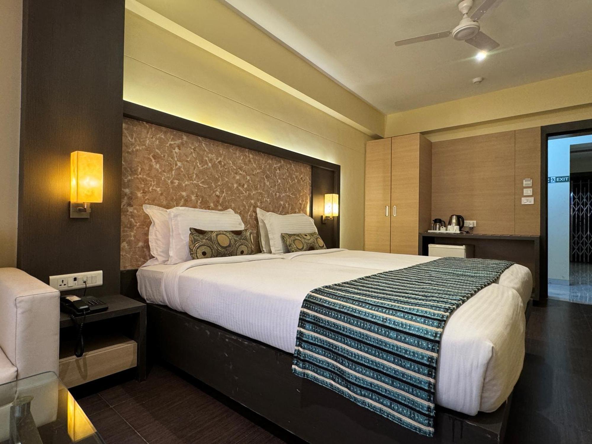 Hotel Galaxy Мумбай Екстериор снимка