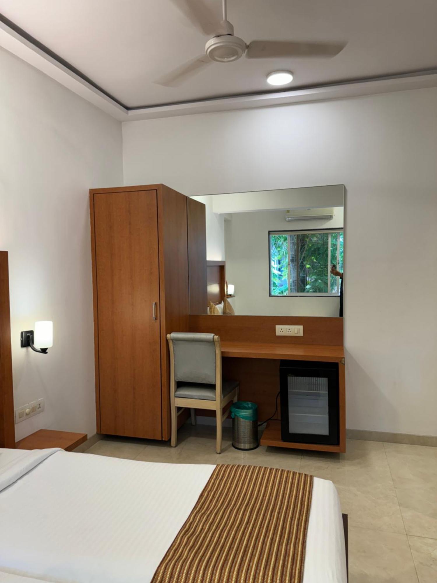 Hotel Galaxy Мумбай Екстериор снимка