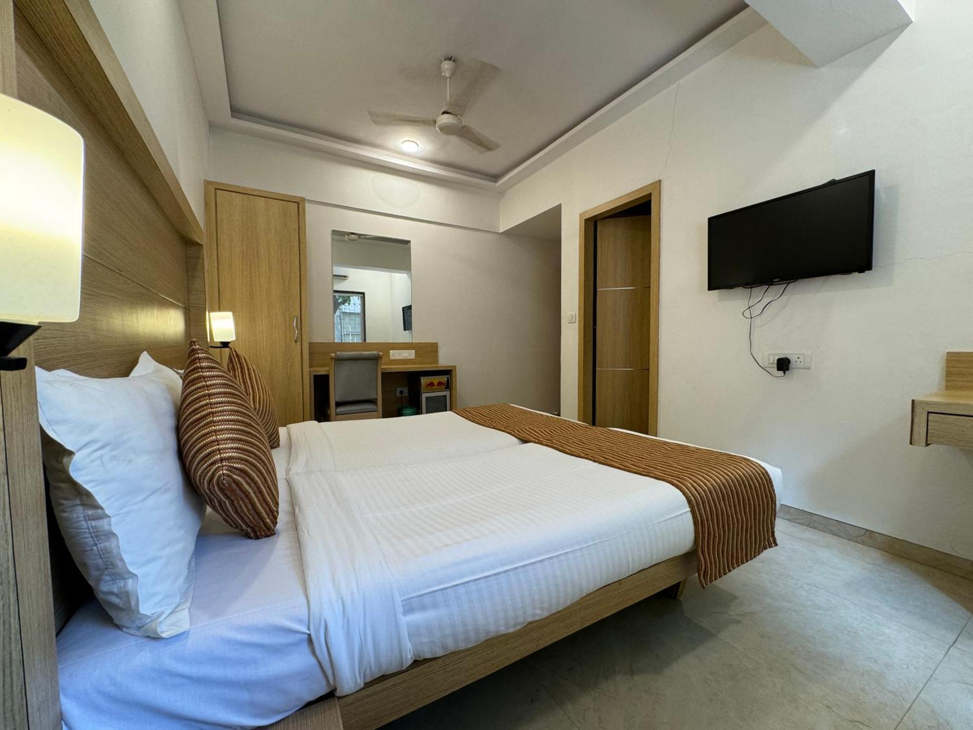 Hotel Galaxy Мумбай Екстериор снимка