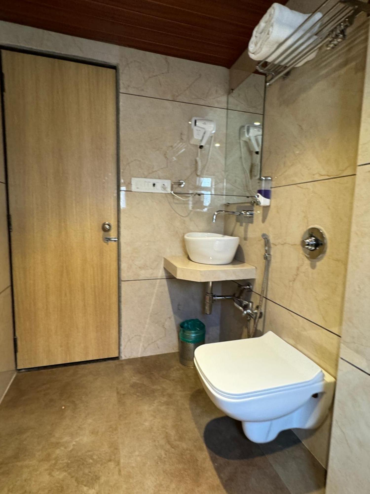 Hotel Galaxy Мумбай Екстериор снимка