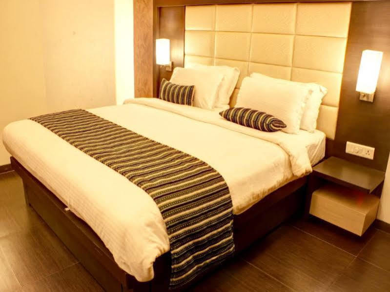 Hotel Galaxy Мумбай Екстериор снимка