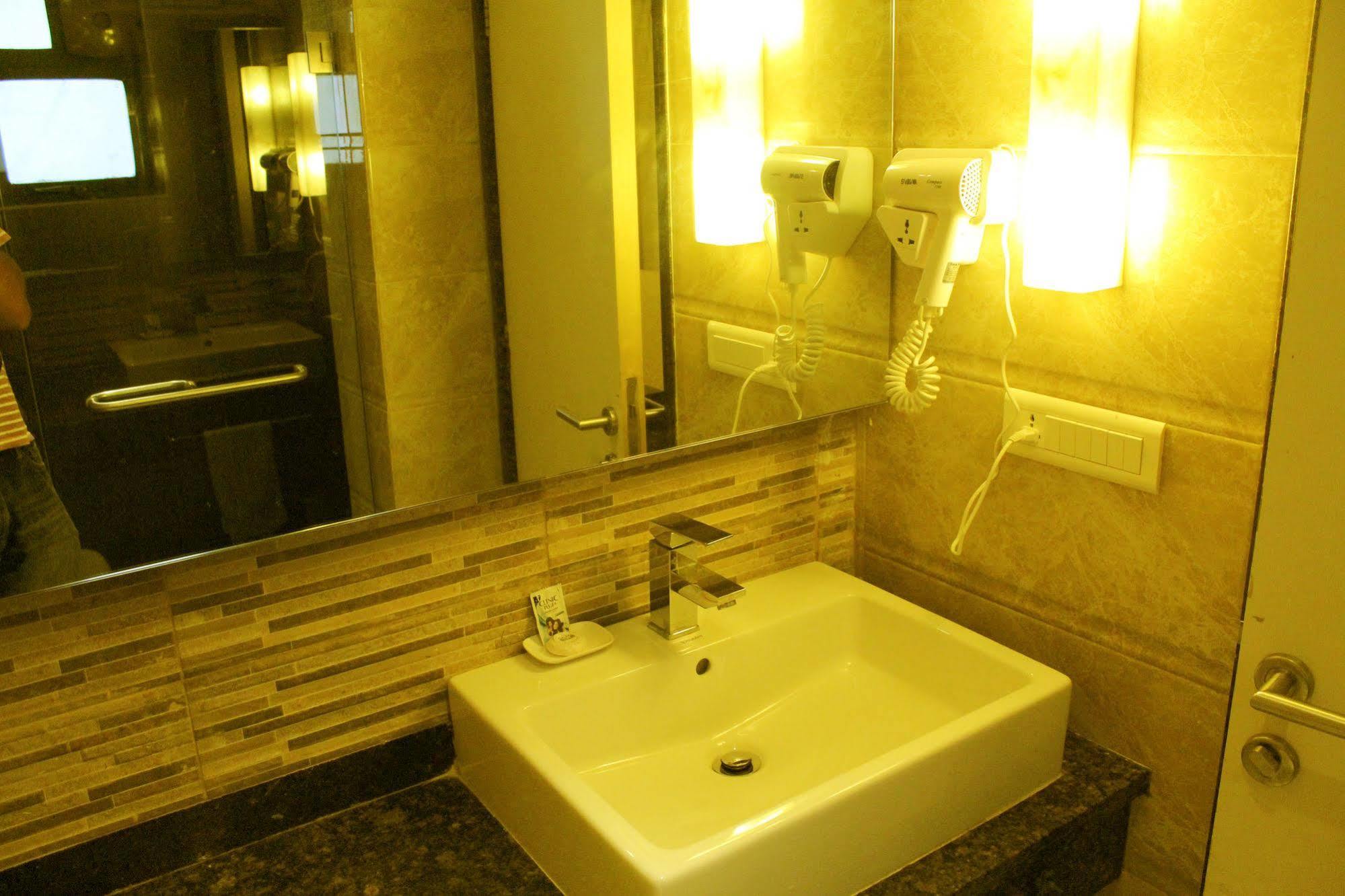 Hotel Galaxy Мумбай Екстериор снимка
