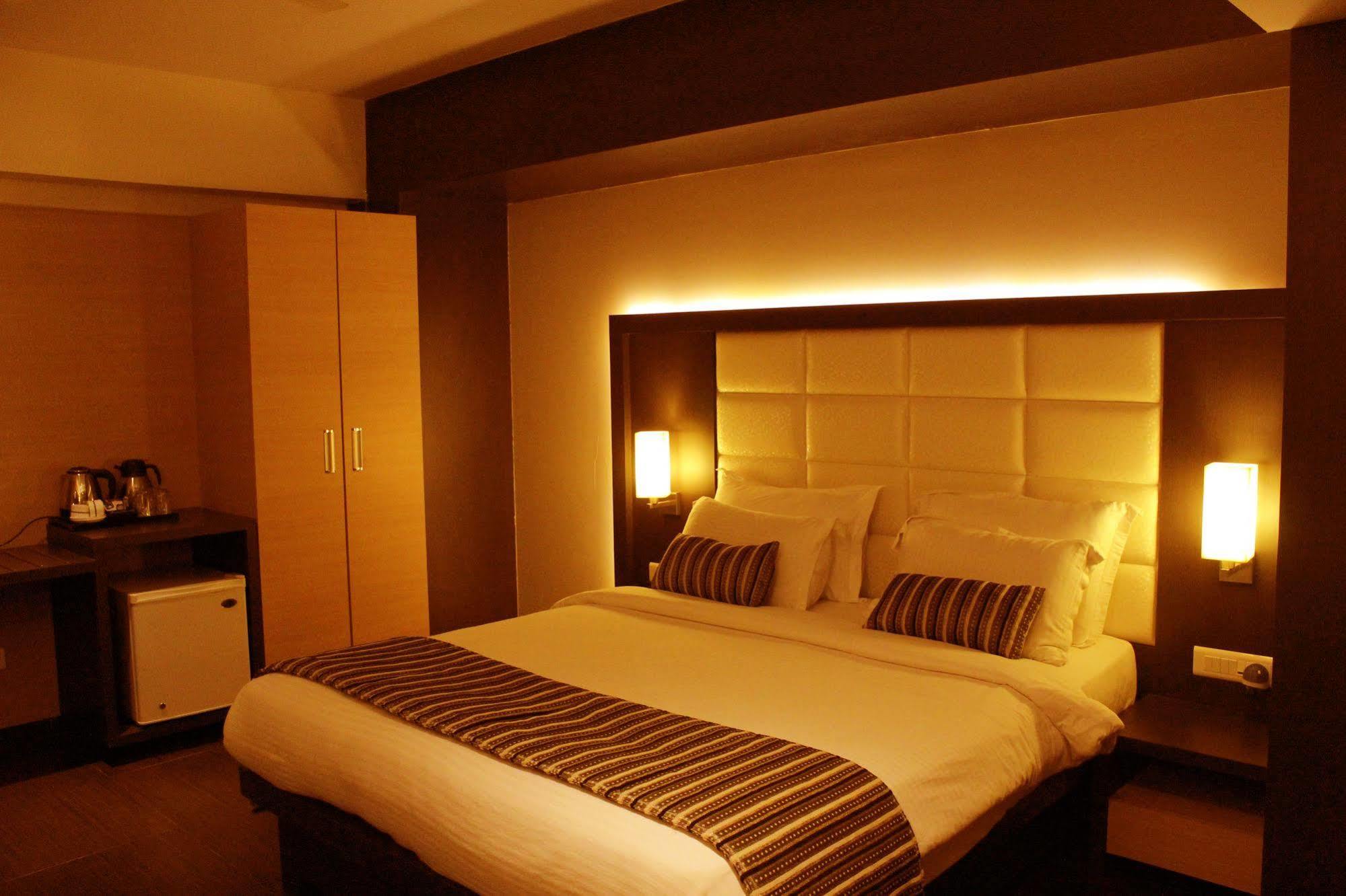 Hotel Galaxy Мумбай Екстериор снимка