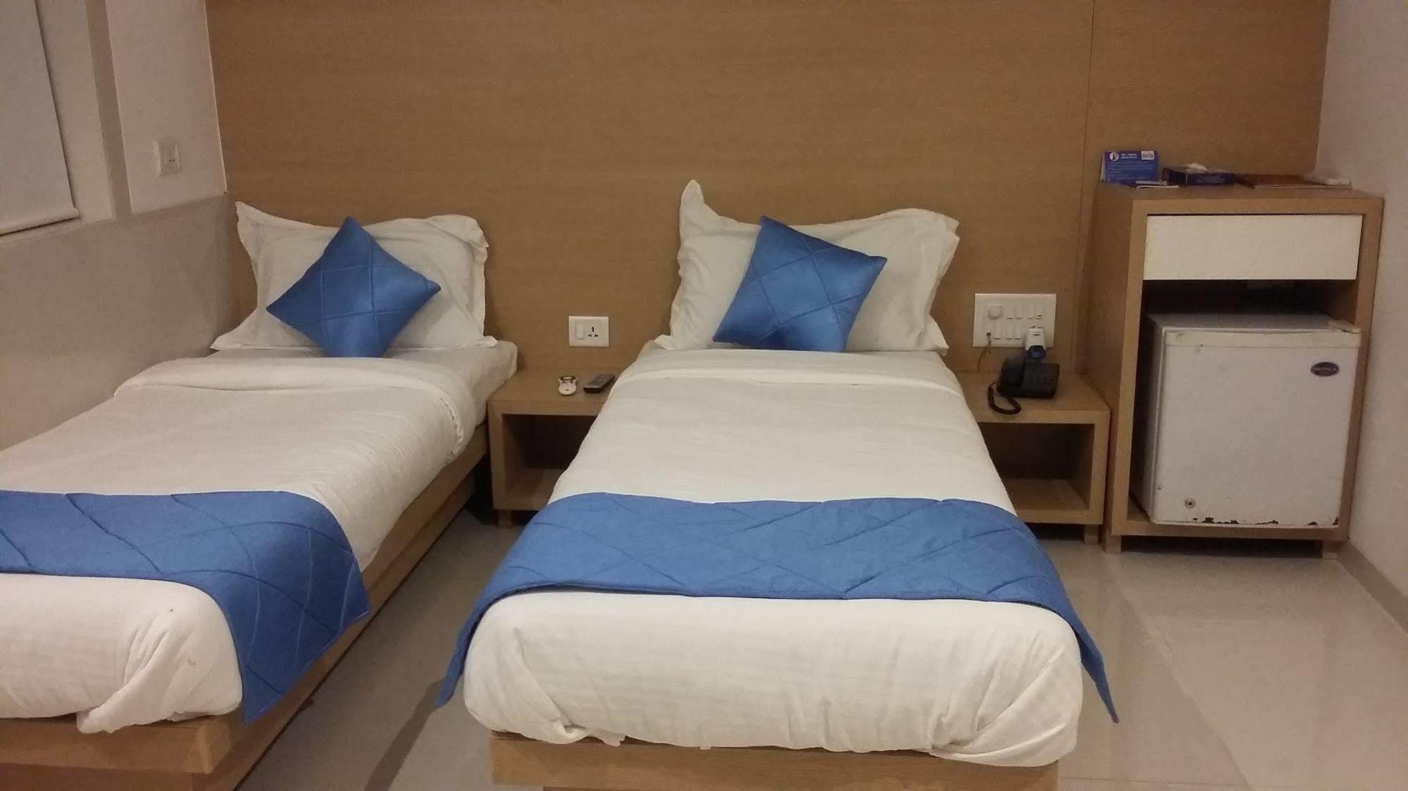 Hotel Galaxy Мумбай Екстериор снимка