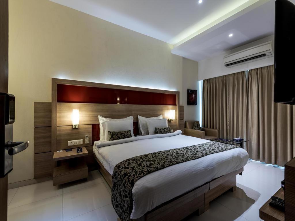 Hotel Galaxy Мумбай Екстериор снимка